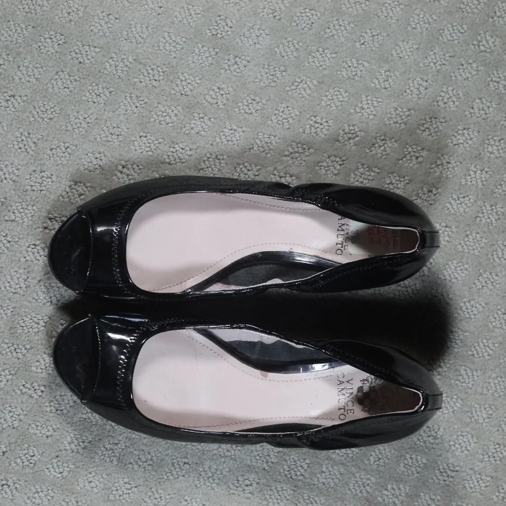 NWOT Vince Camuto Size 8.5M Black Patent Leather Ryssa Peep Toe Wedge 1.5